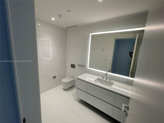 Building Photo - 300 Biscayne Blvd Way