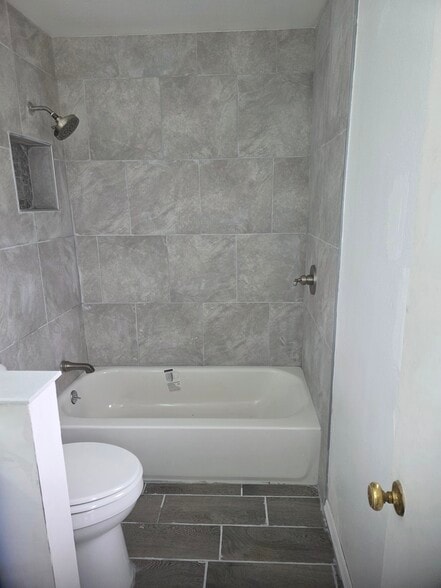 Bathroom - 1047 Wharf St