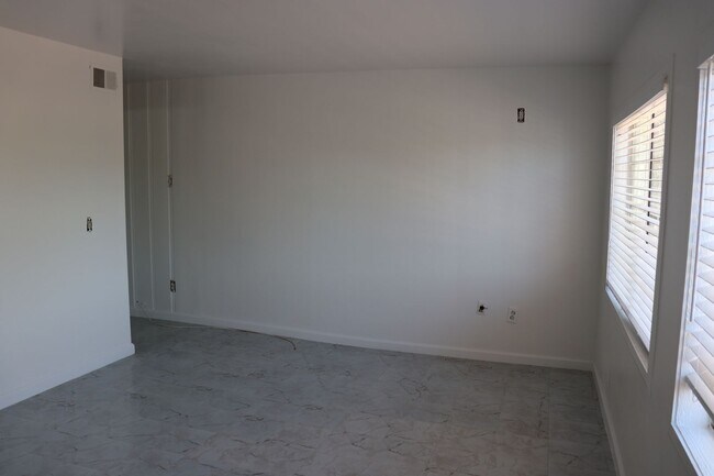 Building Photo - 2416 Cedar Dr