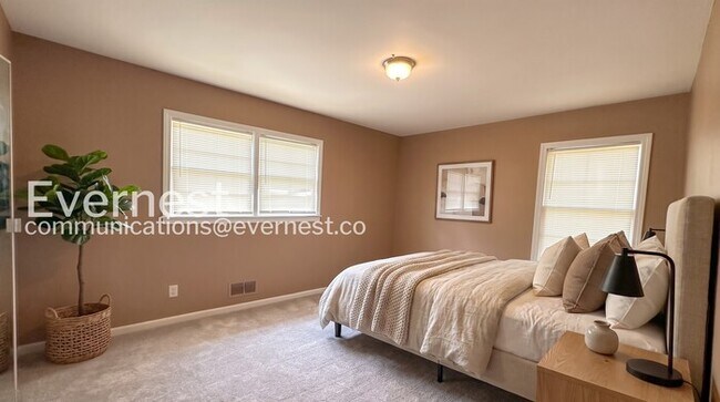 Building Photo - 4 Bed, 2 Bath Home with Fenced Yard / Available Now!