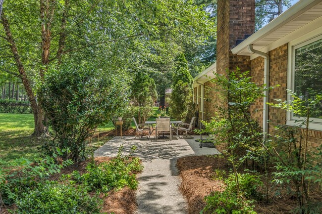 Building Photo - One level living in the heart of Brentwood