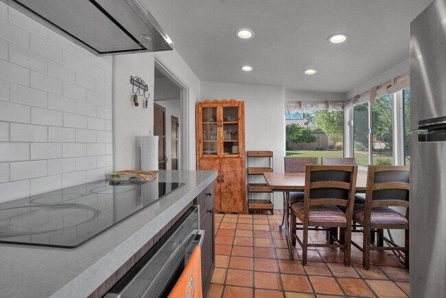 Building Photo - 52123 Avenida Diaz