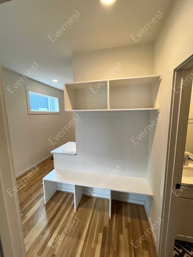 Building Photo - 4-Bedroom Home with Modern Comforts in a P...