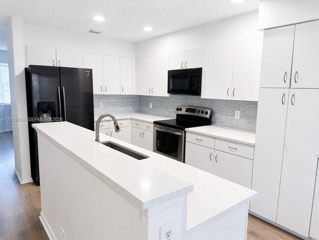 Building Photo - 11461 Lakeview Dr