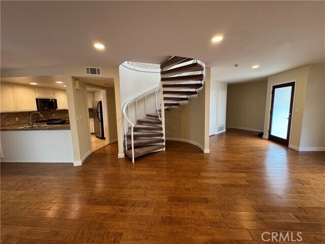 Building Photo - 610 N Guadalupe Ave