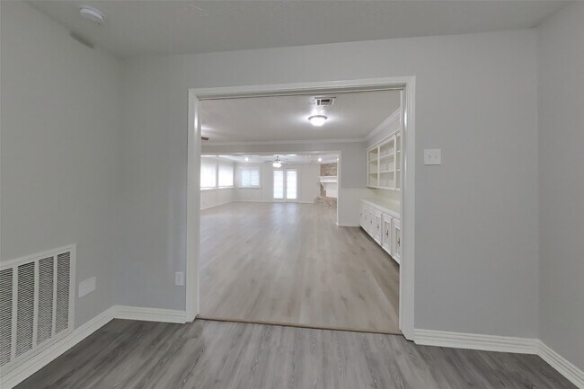 Building Photo - 2307 Hilton Head Dr