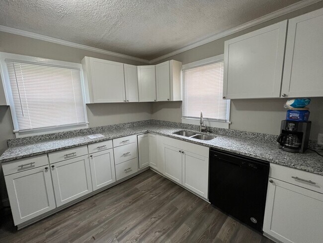 Building Photo - 1006 W C Street