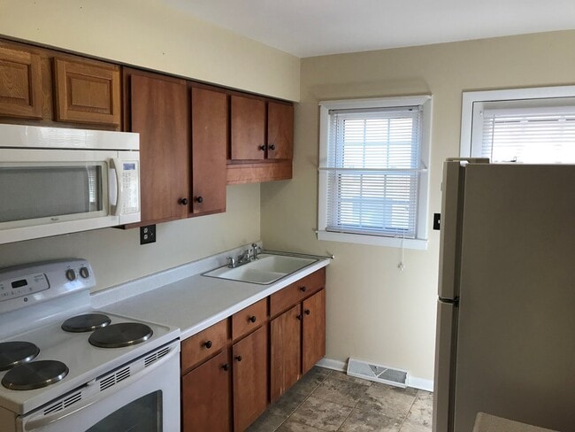 Building Photo - 105 Beechwood Ave