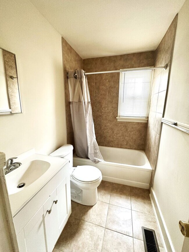 Building Photo - 2 Bedroom Home For Rent Near The Montgomery County Library!