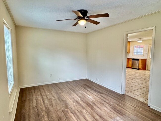 Building Photo - Charming updated 3-bedroom home!