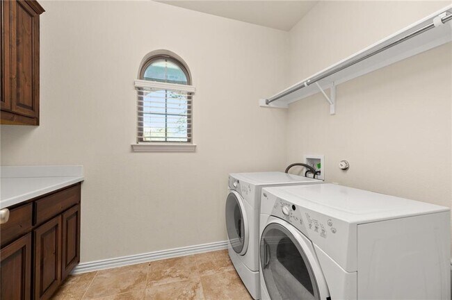 Building Photo - 410 Catalina Ln