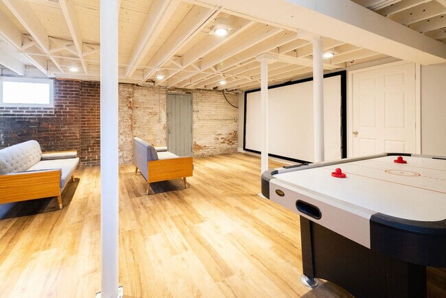 Building Photo - 1501 E 105th St