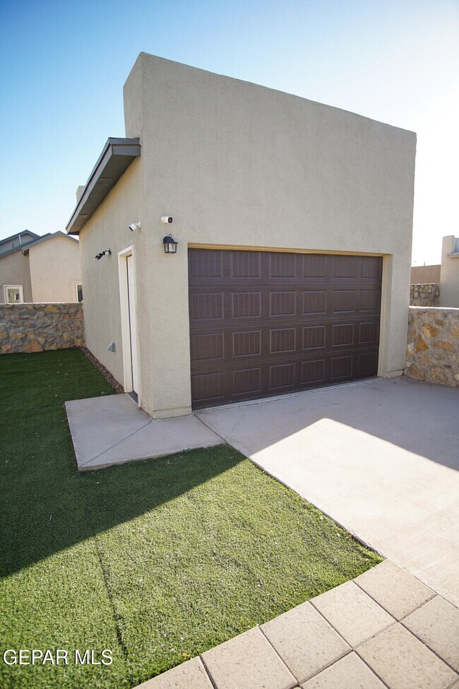 Building Photo - 14380 Tobe Davis Dr