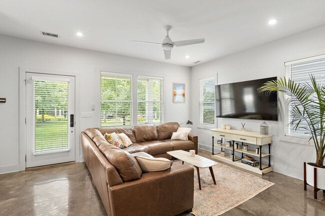 Building Photo - Stunning Gem in the heart of East Nashville!!