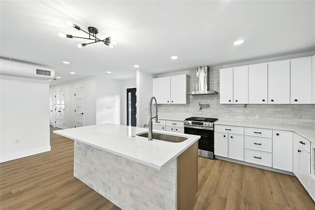 Building Photo - 815 Buckingham Pl