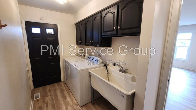 Building Photo - 7749 Lyman Ave