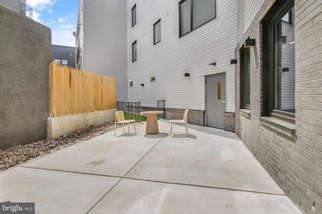 Building Photo - 2000 Dreer St