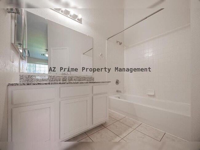 Building Photo - 1961 N Hartford St