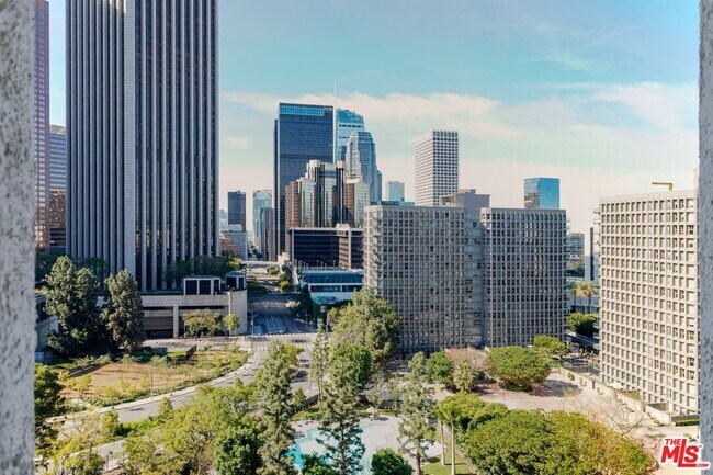 Building Photo - 800 W 1st St