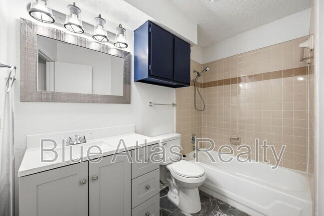 Building Photo - 916 Hilltop Dr