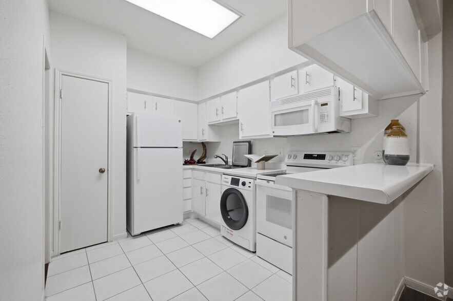 A2 1BR, 1BA - 797SF - Kitchen - Woodlake on the Bayou Apartments
