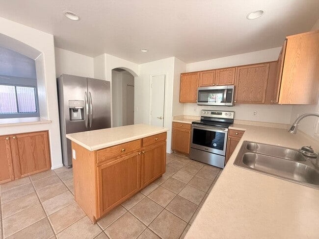 Building Photo - Cul-de-Sac Living | 3 Bed + Bonus Room | Pool + Greenbelt Views