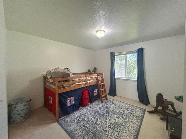 Building Photo - 3 bed 2 bath home in a great neighborhood