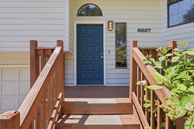 Building Photo - Sweet and spacious home in Beaverton with a garage and large fenced yard available now!