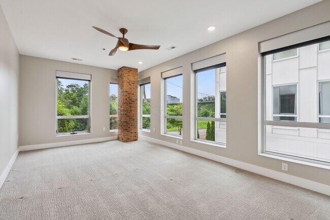 Building Photo - 105 N Riverview St