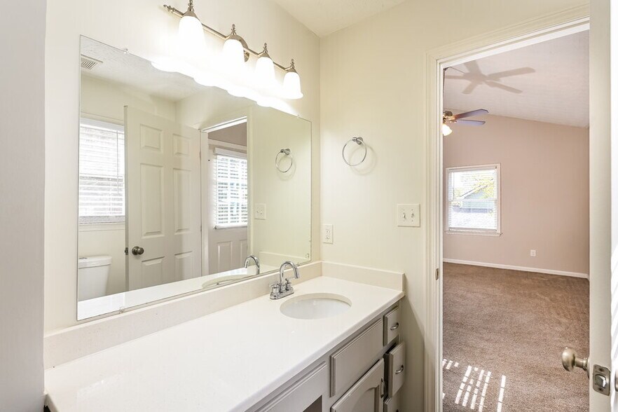 Building Photo - 1411 Hillside Pl SE