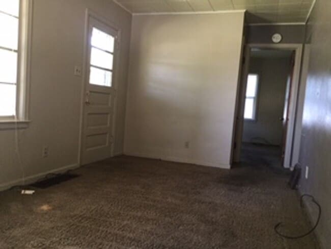 Building Photo - AVAILABLE 10/1