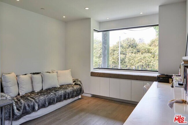 Building Photo - 1724 N Sierra Bonita Ave