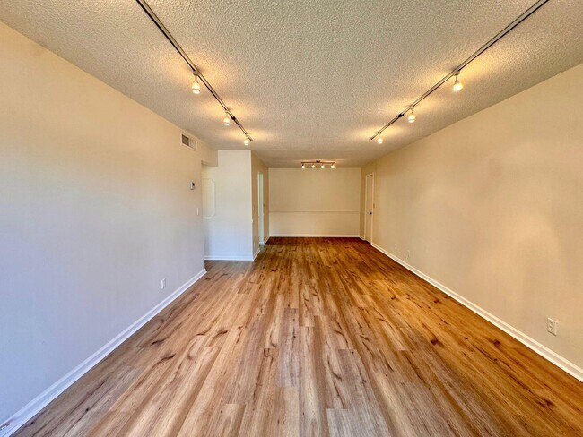 Building Photo - 9815 Pineapple Tree Dr