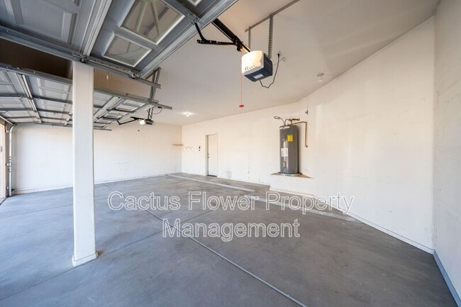 Building Photo - 970 N Willow St