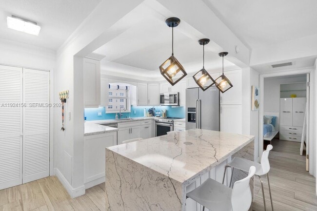 Building Photo - 1050 Hillsboro Mile