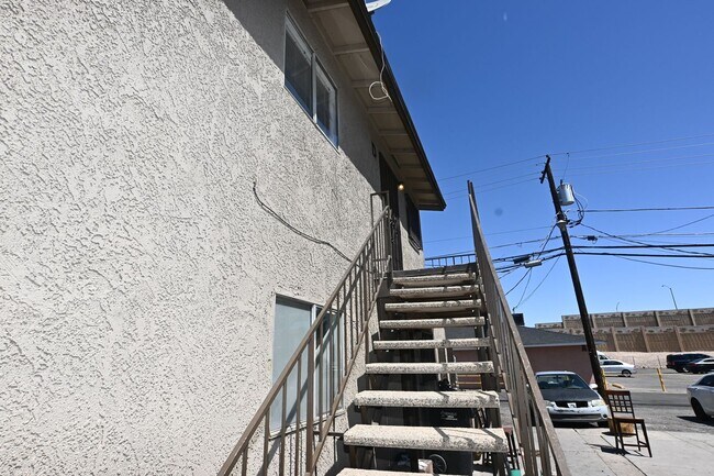 Building Photo - 2 Bedroom Apt- Downtown -  NO PETS