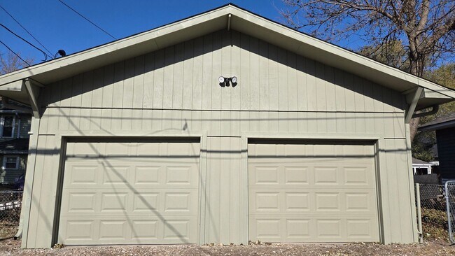 Building Photo - Fully Remodeled Historic Garfield Park Cha...