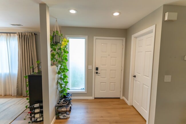 Building Photo - 1304 Palomar Pl