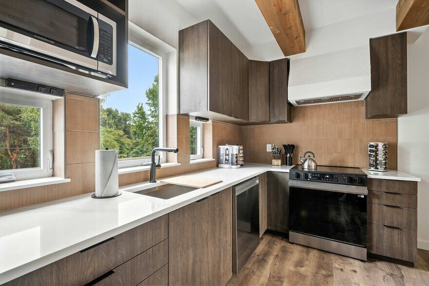 Building Photo - 925 NE 23rd Ave