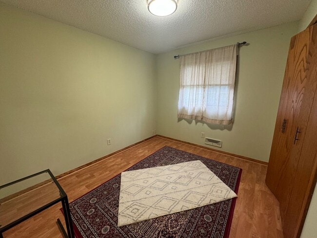 Building Photo - Gorgeous SFH with SS appliances, fenced ba...