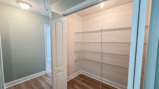 Building Photo - 831 Landing Dr