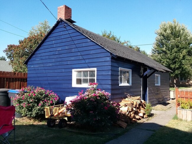 Building Photo - House with Master Suite