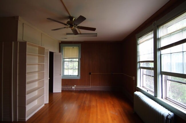 Building Photo - Radford, 5 BR / 2.5 BA, Available in August