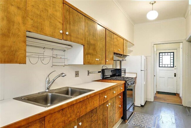 Building Photo - 26 Larch St