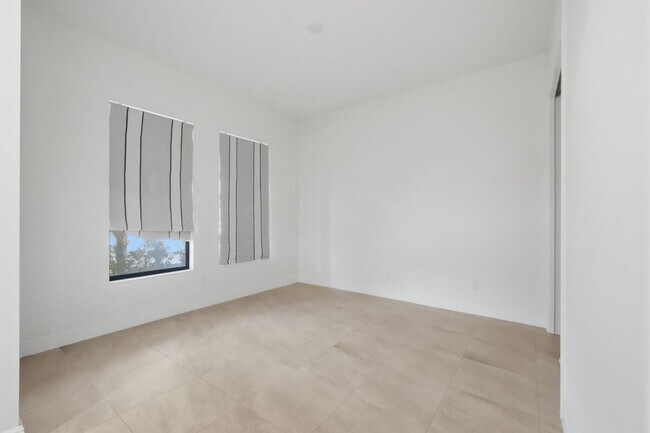 Building Photo - 11760 Bayview Cir