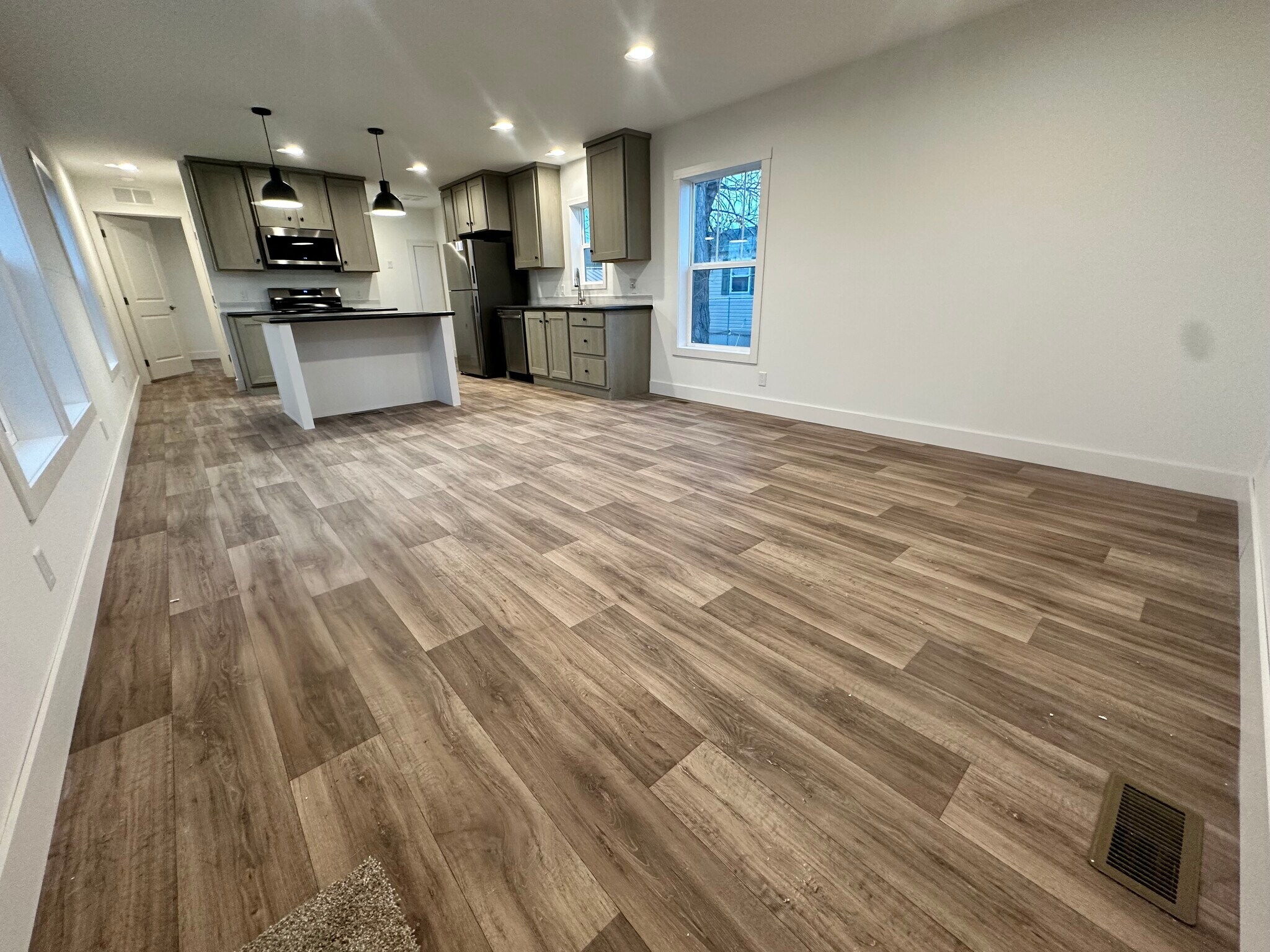 Building Photo - 19 Cavalier St N