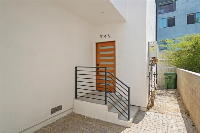 Building Photo - 910 N Hudson Ave