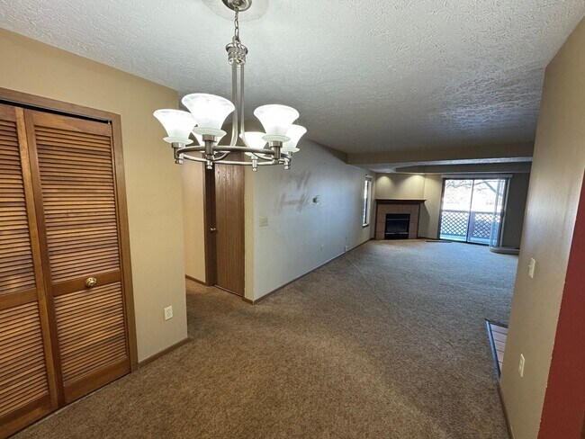 Building Photo - 8611 Scenicview Dr