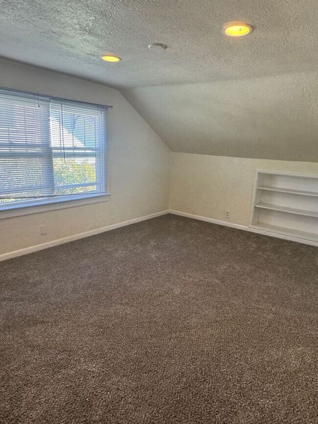 Building Photo - Charming 1920's Home with Large Backyard