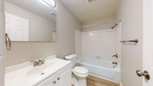 Building Photo - Elyria - updated 2 bedroom/1 bath townhouse.